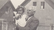 Jitka Zelenková s ddou Frantikem na Zátií v Rakovníku (1952)
