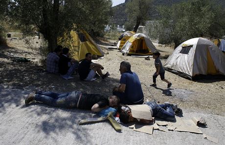 Uprchlci na eckm ostrov Lesbos (17. ervna 2015).