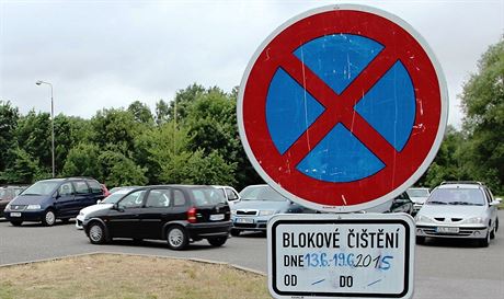 Parkující u nemocnice v eské Líp budou díky novému znaení na asfaltové ploe...