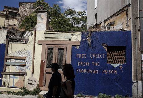Osvobote ecko z evropského vzení, hlásá nápis na zdi v Athénách.