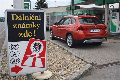 Motoristé cestující v lét po Evrop se musí pipravit na zvýené ceny mýta i dálniních známek.