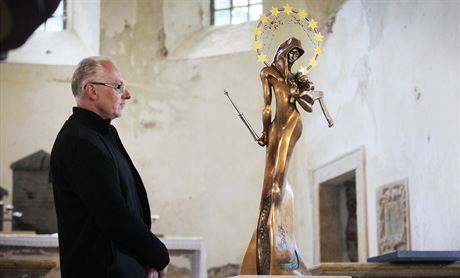Socha Václav esák se sochou Panny Marie, kterou vytvoil pro kostel na Zelené Hoe.