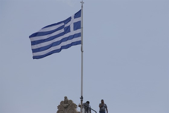 ecká vlajka na budov parlamentu v Aténách. (11. ervna 2015)