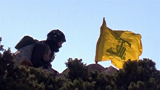 Bojovník Hizballáhu v pohoí Kalamún (1. ervna 2015)