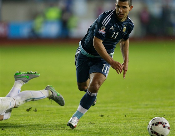 Argentinský útoník Sergio Agüero se ítí k brance Uruguaye.