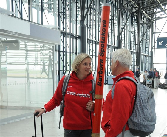 Otpaka Barbora potáková na letiti ped odletam na atletické ME drustev.