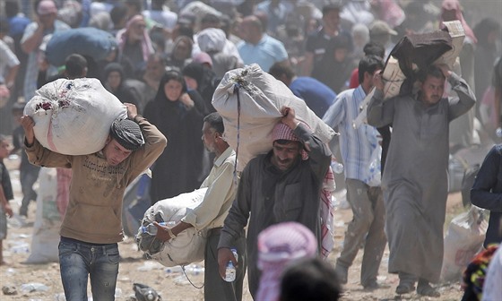 Syrtí uprchlíci z Tall Abjadu chtjí do Turecka (15. ervna 2015).