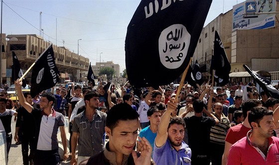 Lidé provolávají hesla podporující Islámský stát v Mosulu (16. ervna 2014).