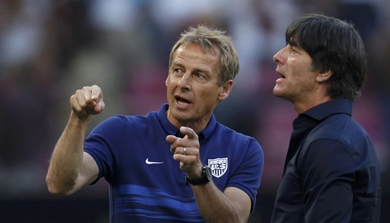 KAMARÁDI PROTI SOB. Joachim Löw dív dlal Jürgenu Klinsmannovi u nmecké...