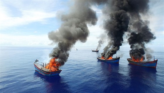 Palau je v boji s rybái z Vietnamu nemilosrdné, zapaluje jim lod (12. ervna...