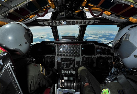 V kabin amerického bombardéru B-52 bhem cviné mise nad Baltem
