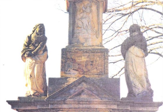 Zmizelé sochy svaté Marie a svatého Jana Evangelisty.