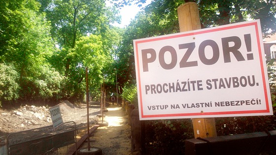 Radnice Prahy 5 se pustila do opravy zanedbaného parku Na Skalce.