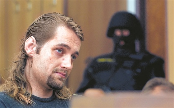 Snímek z roku 2003. Pavel Záruba poslouchá v soudní síni zdvodnní rozsudku za...