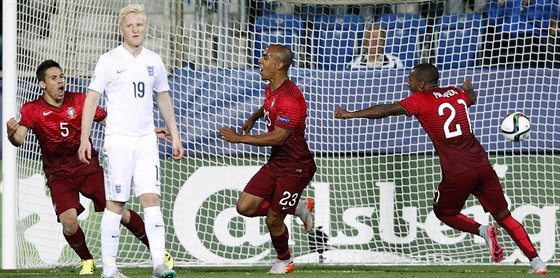 PORTUGALSKÁ RADOST Záloník Joao Mário (druhý zprava) práv vstelil gól Anglii...