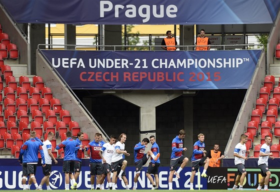 PÍPRAVA. Fotbalisté eské reprezentace do 21 let trénují v Edenu ped úvodním...