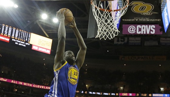 Draymond Green z Golden State zakonuje v utkání v Clevelandu.