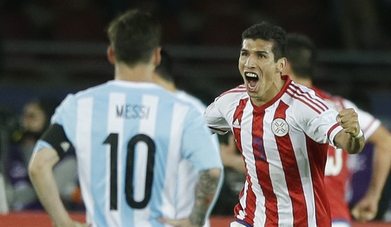 Marcos Caceres se raduje z gólu Paraguaye, argentinská hvzda Lionel Messi...