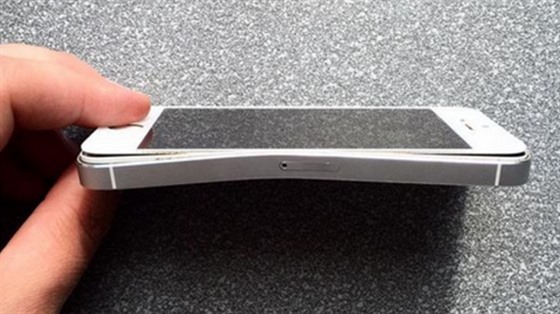 Tento iPhone 5s není obtí kauzy bendgate. Tento svým ohnutím zachránil ivot...