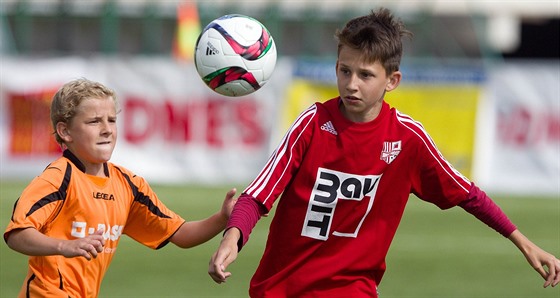 Snímek z utkání mezi poádající kolou Z Mozartova Jablonec (vlevo), která...