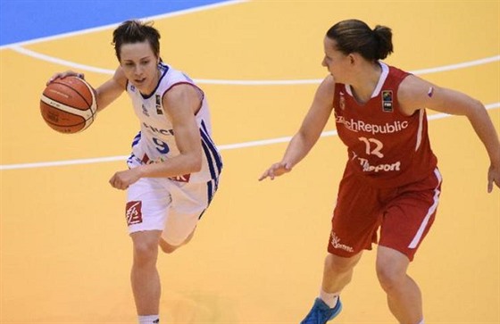 eská basketbalistka Tereza Vyoralová sleduje, co provede s míem Céline...