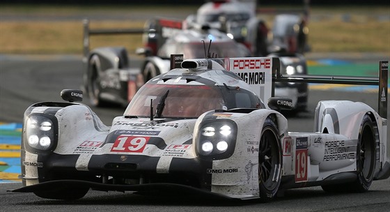 Porsche pilotované Nico Hulkenbergem,  Earlem Bamberem a Nickem Tandym ovládlo...