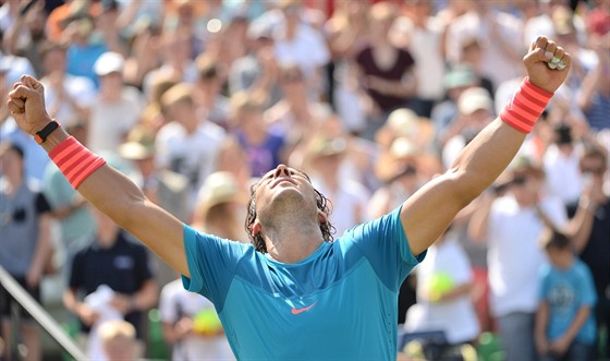 panlský tenista Rafael Nadal se raduje z triumfu na turnaji ve Stuttgartu....