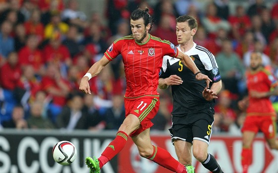 Gareth Bale (vlevo) z Walesu uniká Janu Vertonghenovi z Belgie.