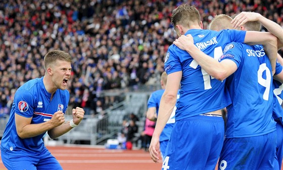 Islandtí fotbalisté oslavují trefu do eské branky.