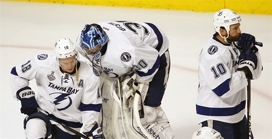 Ondej Palát (18), Ben Bishop (30) a Brenden Morrow (10) z Tampa Bay litují...