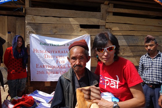 Radka Tkáiková (v popedí) si prodlouila pobyt v Nepálu a pomáhala lidem po...