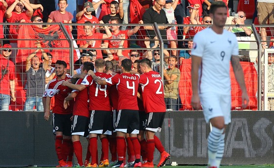 Albántí fotbalisté oslavují vítzný gól v píprav proti Francii.