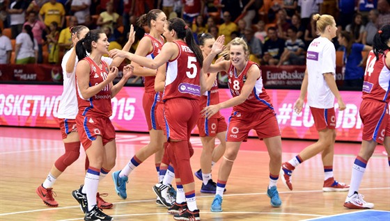 Radost srbských basketbalistek bhem duelu nad Slovenskem