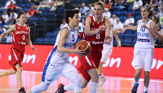 ecká basketbalistka Angeliki Nikolopuluová (vlevo) uhání dopedu, stíhá ji...