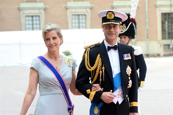 Britský princ Edward a jeho manelka Sophie na svatb védského prince Carla...