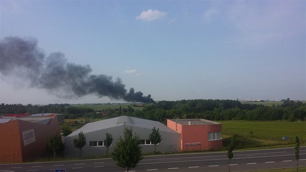 Dým z hoícího autobusu na rychlostní silnici R6 u letit Václava Havla...