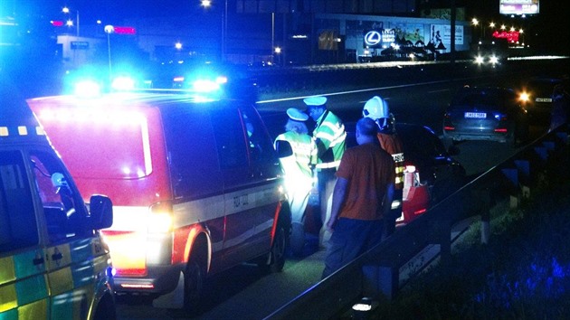 Mue na motocyklu srazilo na dálnici D1 auto, dalí ho pejelo. (17.6.2015)