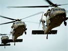 Americk vrtulnky Black Hawk na cvien hrotovch sil NATO Nobel Jump na...