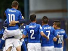 ITALSKÁ RADOST Útoník Domenico Berardi se spoluhráe oslavuje gól do védské...