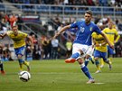 Italský útoník Domenico Berardi z penaty stílí gól védsku na mistrovství...