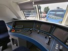 Vectron má ústřední pult strojvedoucího s dotykovými monitory. Řízení je... Vectron má ústřední pult strojvedoucího s dotykovými monitory. Řízení je...