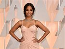 Zoe Saldana si na letoní pedávání Oscar zvolila svtle rové aty Versace...