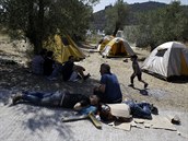 Uprchlci na eckm ostrov Lesbos (17. ervna 2015).