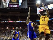 Neudriteln LeBron James z Clevelandu plil proti Golden State ze vech pozic.