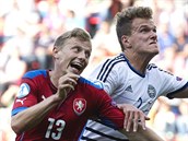 esk fotbalista Ladislav Krej (vlevo) v souboji s Alexandrem Scholzem z...