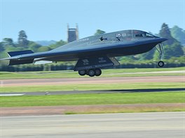 Americk bombardr B-2 na zkladn ve Fairfordu na Britskch ostrovech