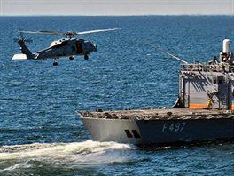 Vrtulnk MH-60R Sea Hawk z americk USS Vicksburg (CG 69) pistv na palub...