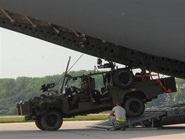 Nakldn bojovch vozidel Kajman do letounu Globemaster na pardubickm...