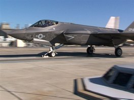 Letoun F-35C pi testu elektromagnetickho katapultu