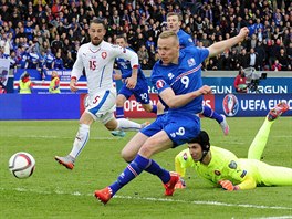 Islandský fotbalista Kolbeinn Sigthorsson (modrá 9) posílá mí do eské branky,...